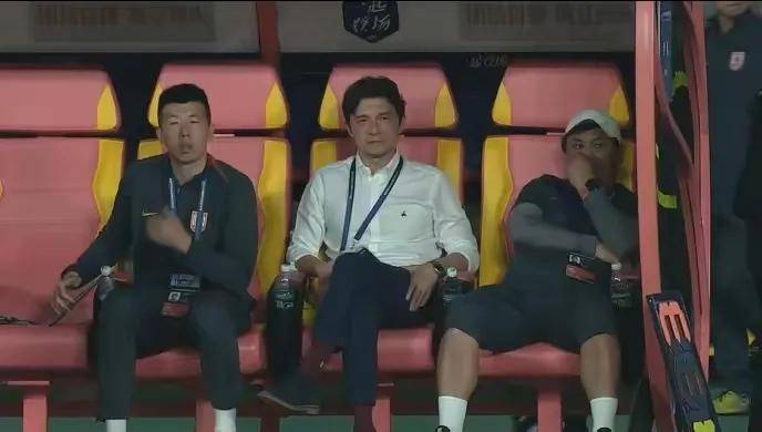 卡尔蒂斯球迷现场助威，激发球队夺冠斗志的简单介绍