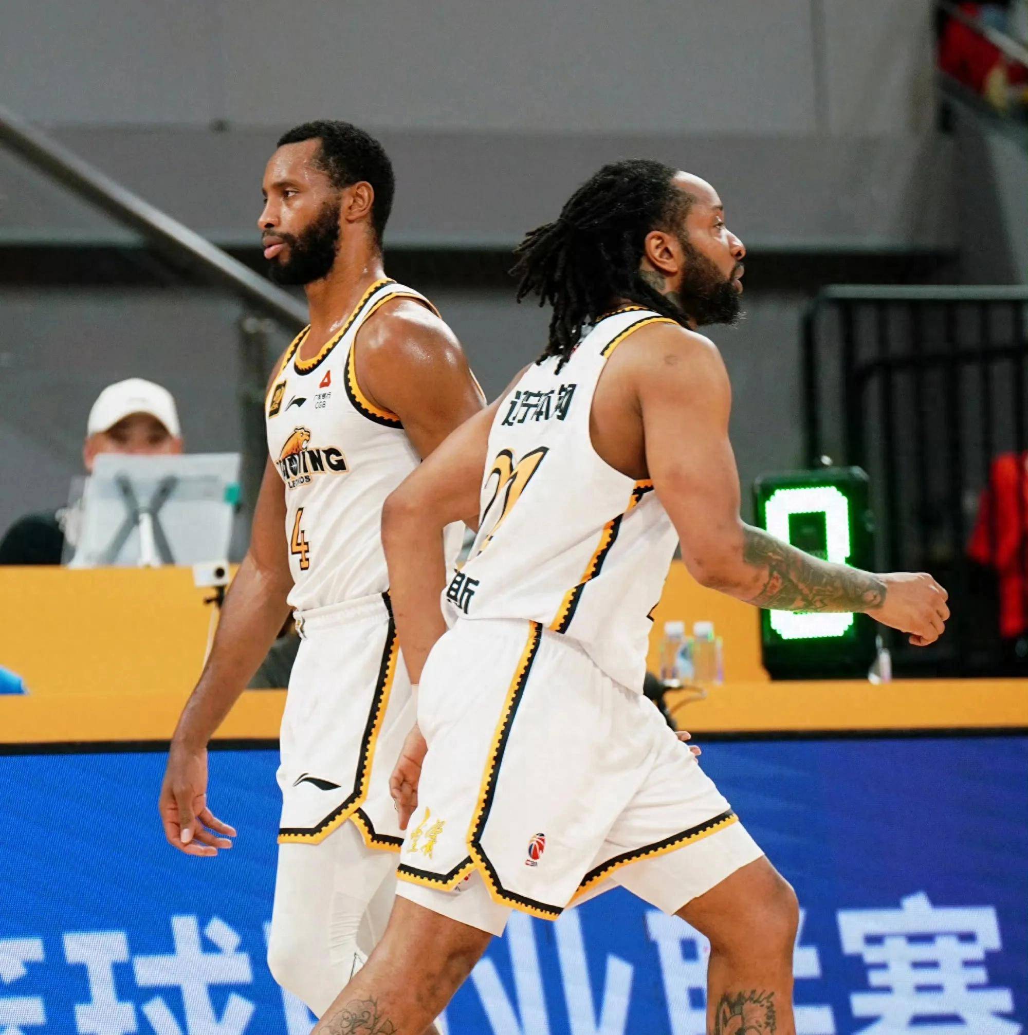 弗格32分辽宁终结上海16连胜江苏不敌新疆