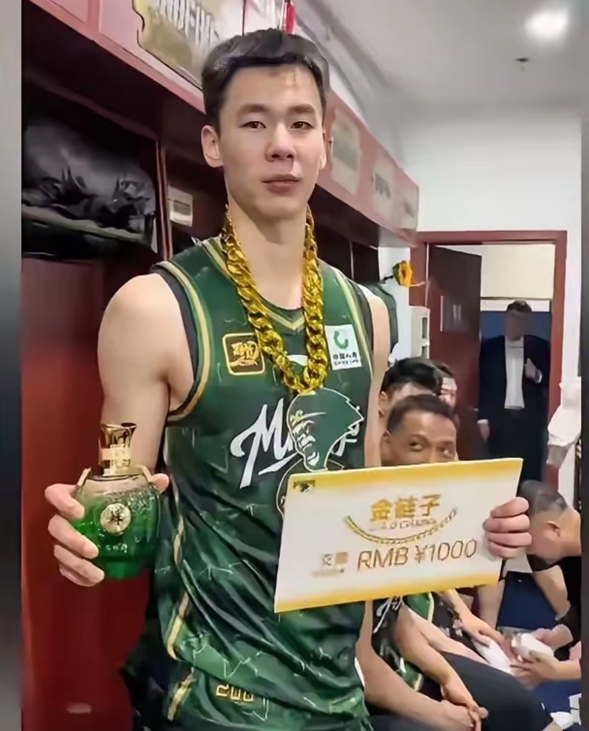 关于多特蒙德中场状态回勇，夺得关键胜利的信息
